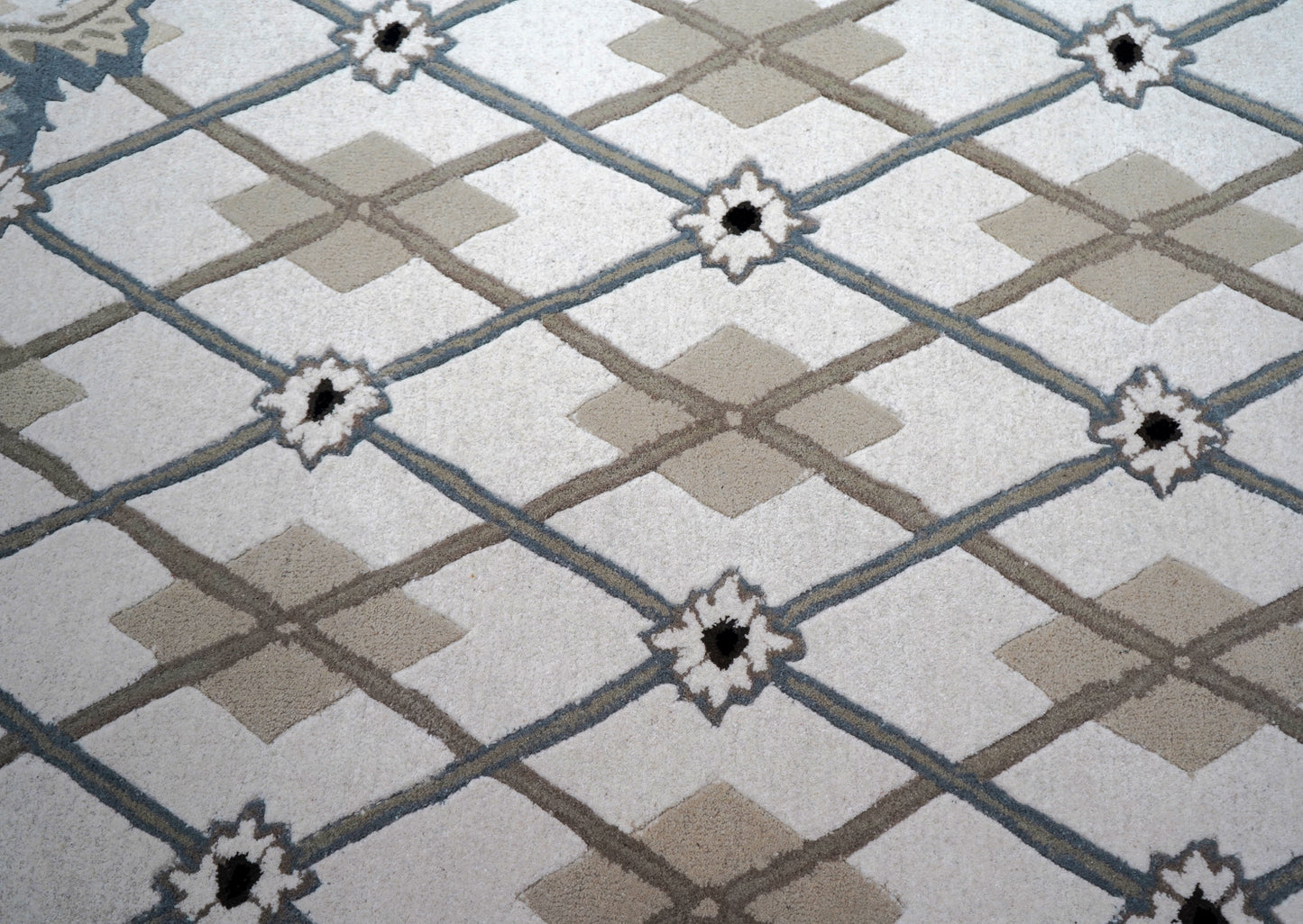 Grey White Diamond Trellis Floral Border Hand Tufted Wool Area Rug - Cut Pile Geometric Custom Sizes