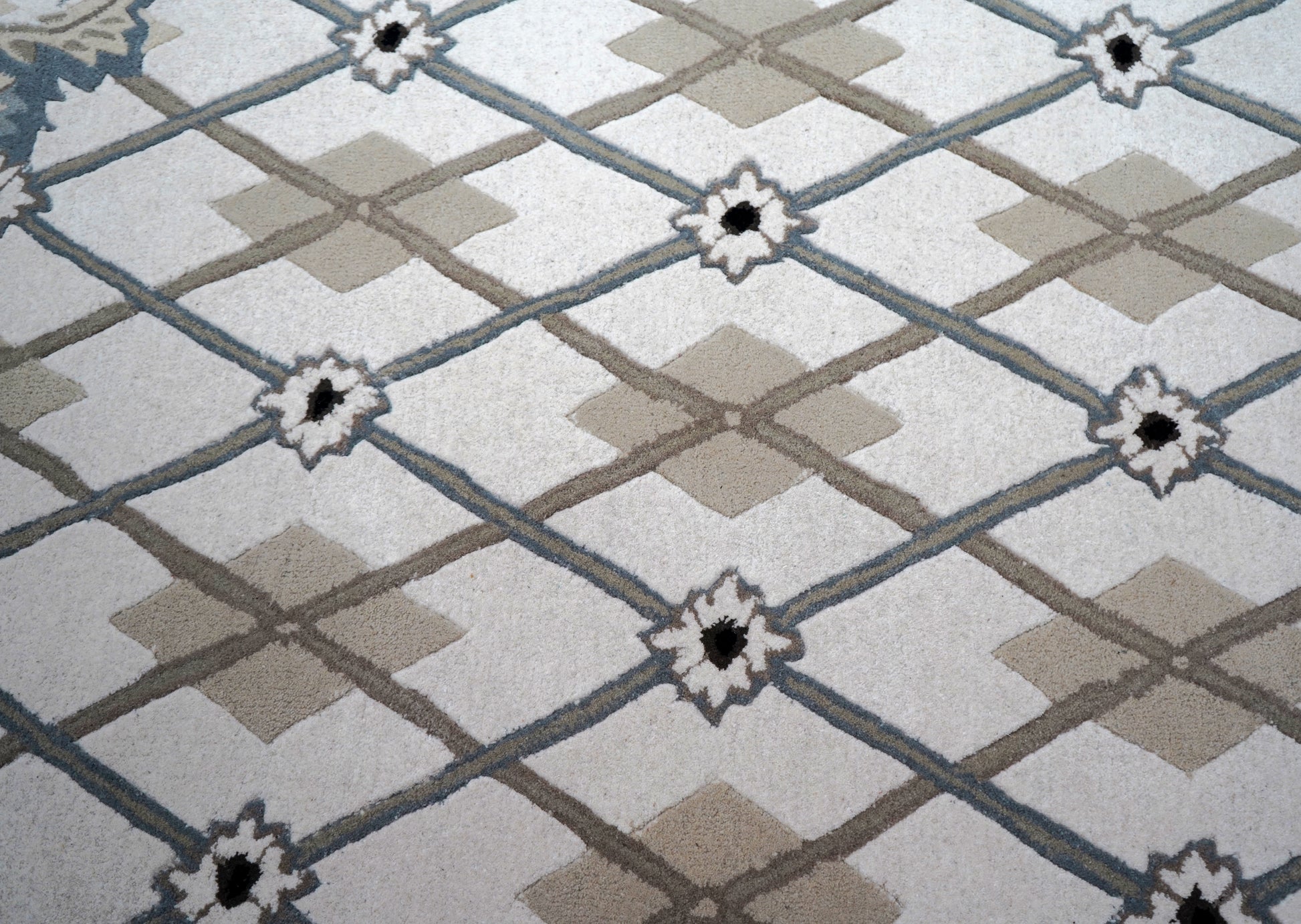 Grey White Diamond Trellis Floral Border Hand Tufted Wool Area Rug - Cut Pile Geometric Custom Sizes